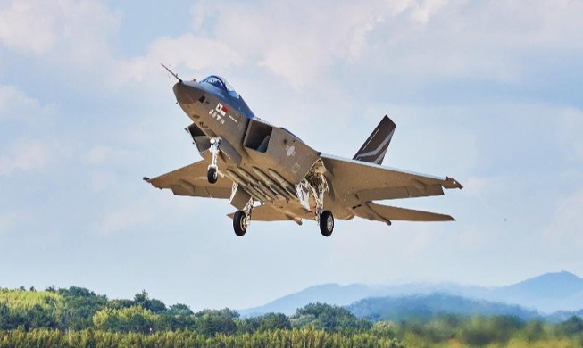 Pesawat Tempur ala Korea KF-21 Berhasil dalam Penerbangan Pertamanya