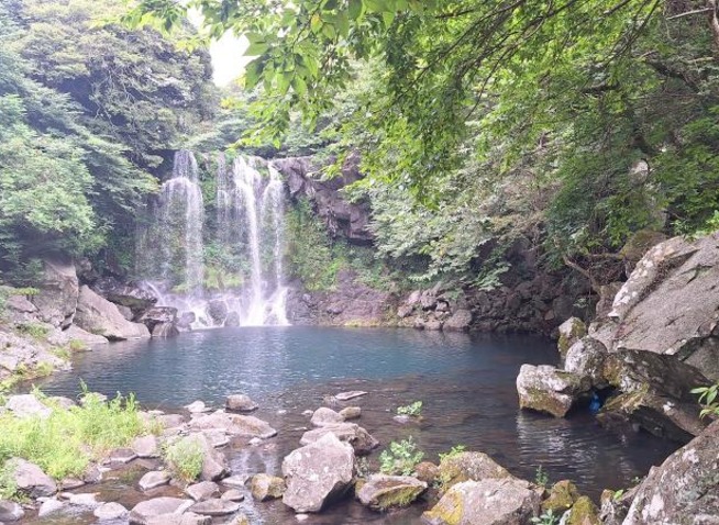 Menikmati Keindahan Air Terjun Cheonjeyeonpokpo di Pulau Jeju