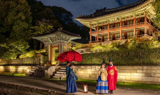 Menyusuri Istana Changdeokgung di Bawah Cahaya Bulan Musim Gugur
