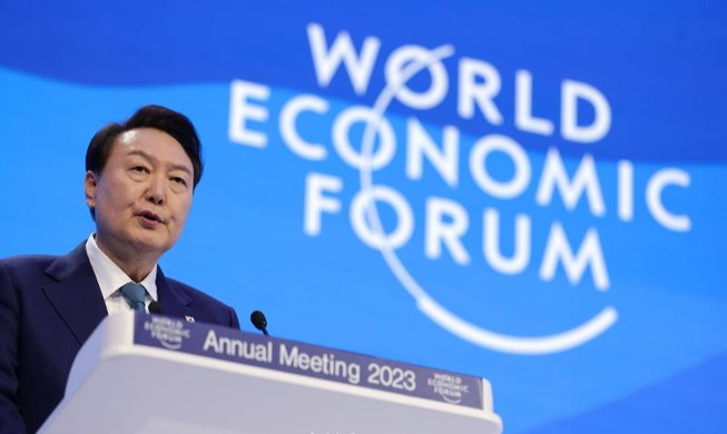 Presiden Yoon Berpidato di WEF dan Berdialog dengan Ahli Fisika Kuantum