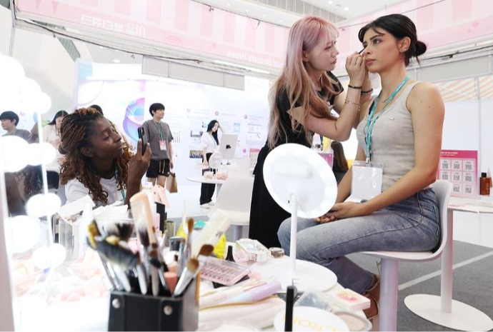Wisatawan Asing Mencoba Riasan Ala Korea di Pekan Kecantikan Seoul