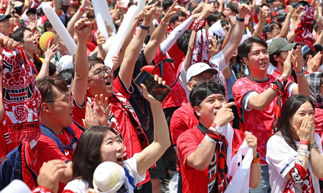 Pendukung Timnas Korea Padati Gwanghwamun untuk Nobar Pertandingan Korea vs Ceko