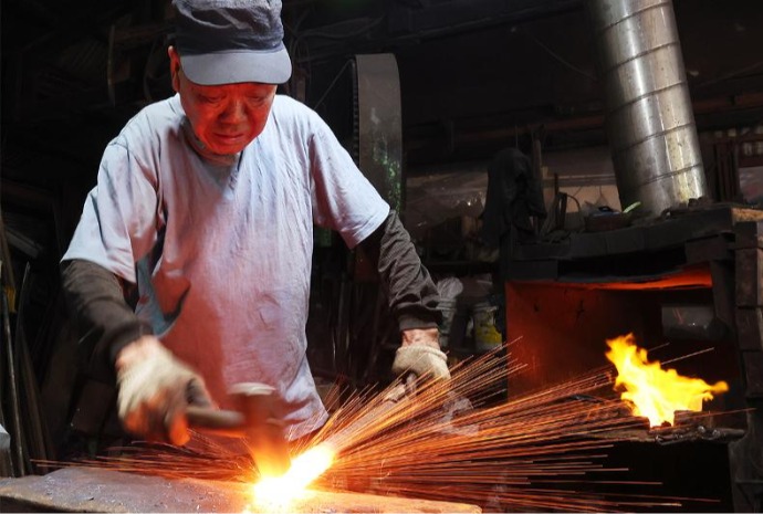 Menempa Besi di Tengah Gelombang Panas