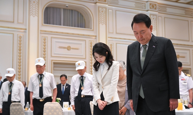 Presiden Yoon Adakan Jamuan Makan Siang dengan Keluarga Para Pahlawan Bangsa