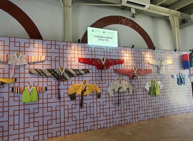 Mengenal Hanbok di Festival Kota Lama Semarang