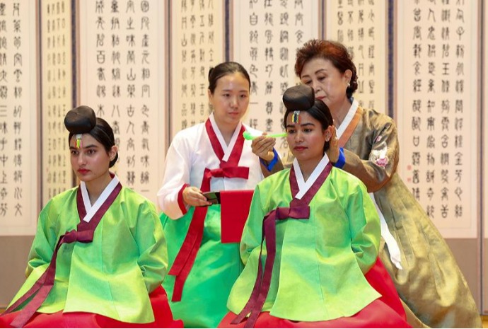 Upacara Kedewasaan Tradisional Korea Khusus untuk Mahasiswa Internasional