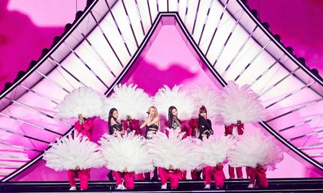 Blackpink Kenakan Hanbok dan Tarikan Tari Kipas pada Coachella