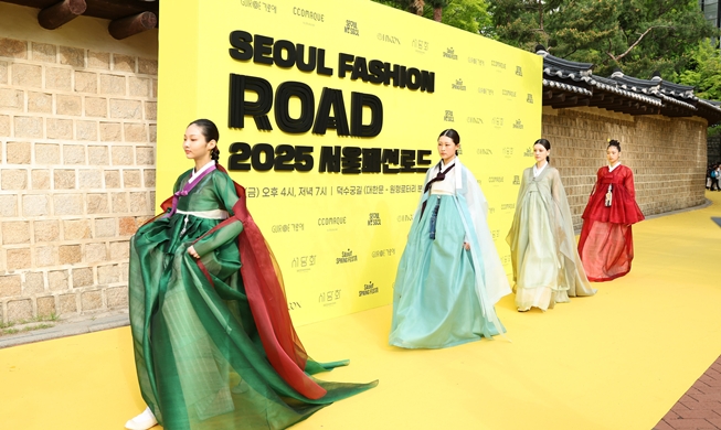 Potret Peragaan Busana Hanbok di Sebelah Istana Deoksugung