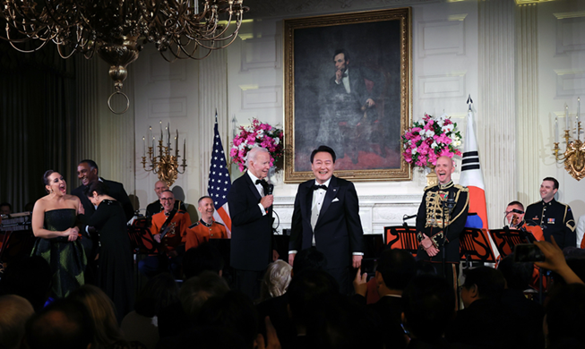 Presiden Yoon dan NewJeans Terpilih sebagai Orang Paling Bergaya Tahun Ini oleh NYT