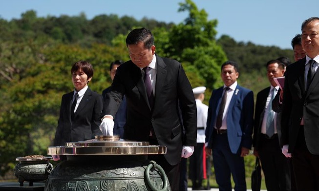PM Kamboja Membakar Dupa di Taman Makam Nasional Seoul