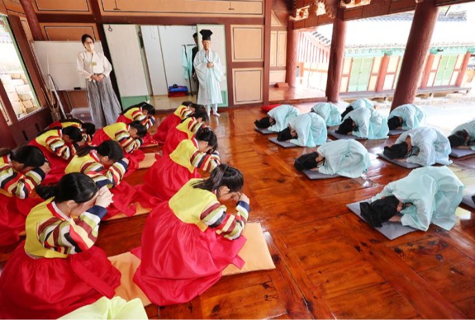 Belajar Tata Krama Tradisional di Dongnae Hyanggyo