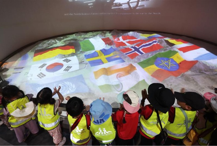 Anak-anak Kunjungi Memorial Pertempuran Pertama Pasukan PBB