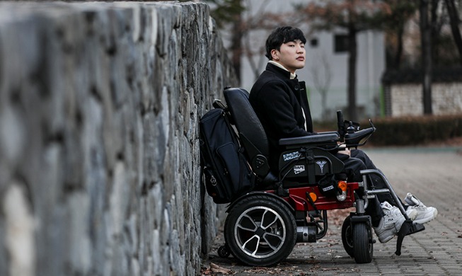 Kim Jong Wook, Model Kursi Roda Pertama Korea Selatan