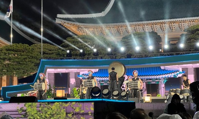 KBS Menggelar Konser Terbuka untuk Merayakan Ulang Tahun Kedua Pembukaan Cheong Wa Da...