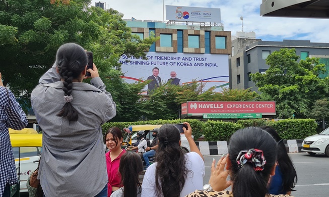 Iklan Peringatan 50 Tahun Hubungan Diplomatik Korea-India Dipasang di New Delhi