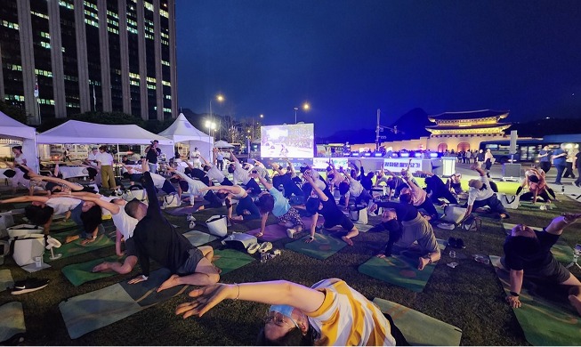 Relaksasi Tubuh dan Pikiran Lewat Gwanghwamun Moonlight Yoga