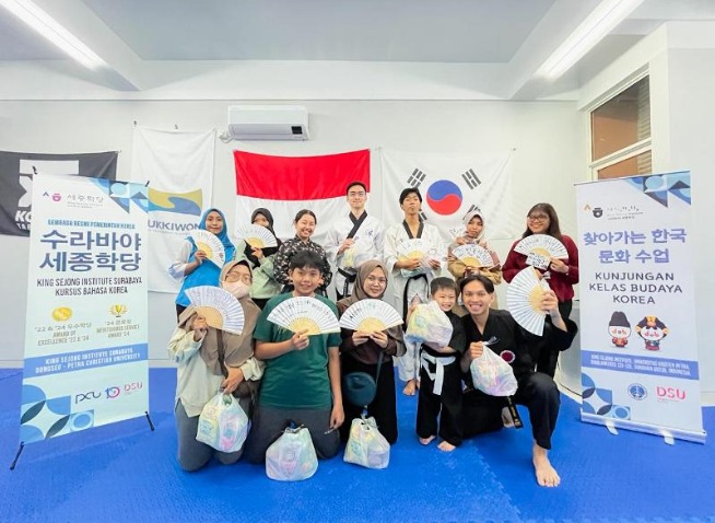 Belajar Menulis Hangeul di Atas Kipas Hingga Mencoba Taekwondo