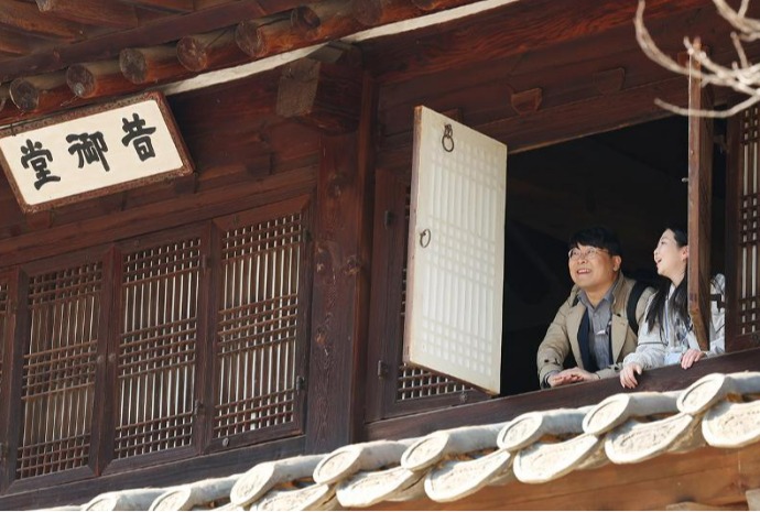 Menikmati Angin Musim Semi di Istana Deoksugung