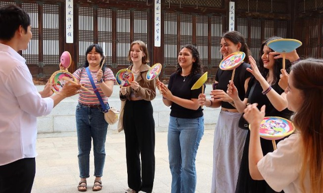 Warga Asing Menikmati Budaya Korea dalam Berbagai Bentuk