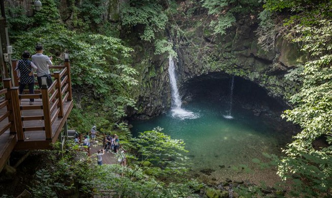 Para Wisatawan Kunjungi Air Terjun Bidulginang yang Sejuk