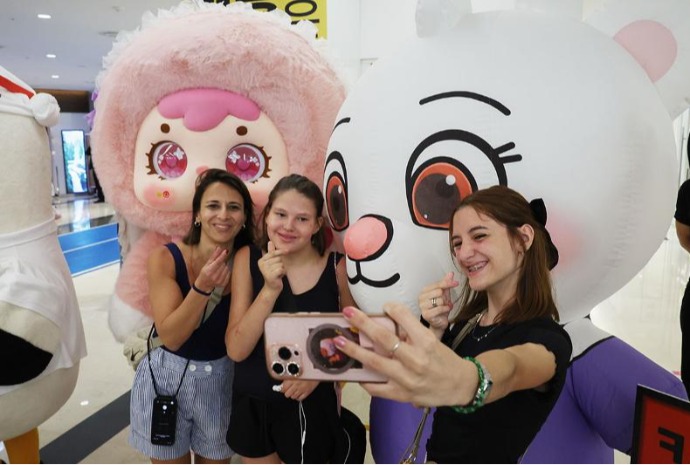 Berpotret Bersama Boneka Karakter
