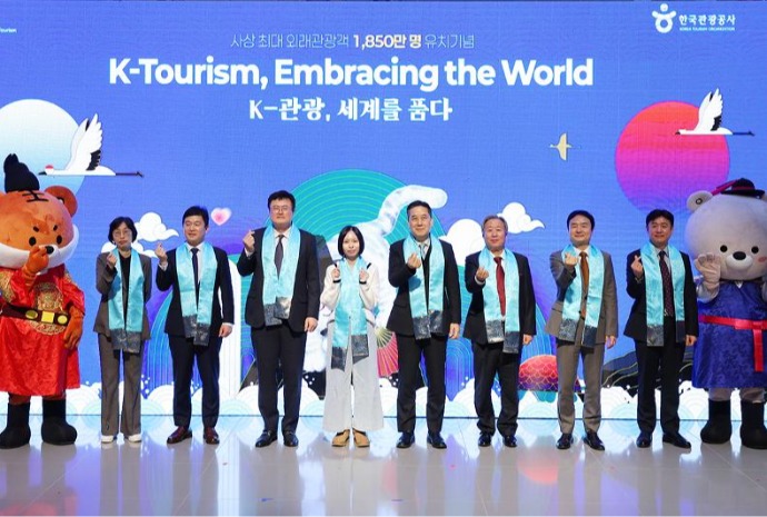 Menyambut Wisatawan Asing yang ke-18.500.000 Tahun Ini