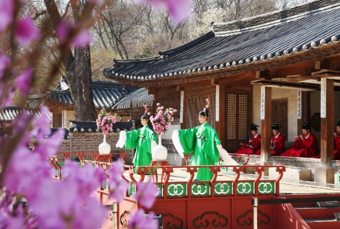 Pertunjukan Seni Tradisional di Tengah Istana Changdeokgung