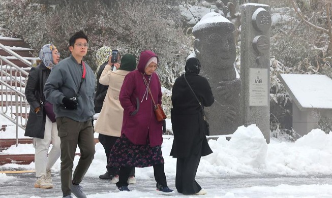 Para Wisatawan Asing Kunjungi Gunung Hallasan yang Diselimuti Salju