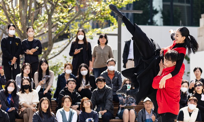 Anggota Teater Tari Seoul yang Menunjukkan Pertunjukan di Alun-alun Gwanghwamun