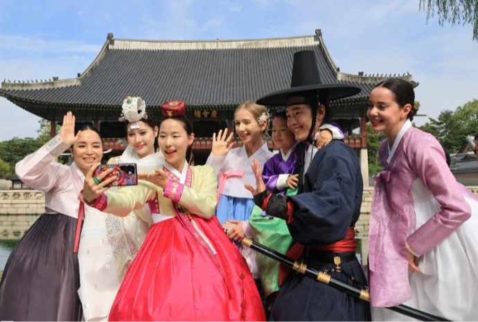 Berfoto dengan Hanbok