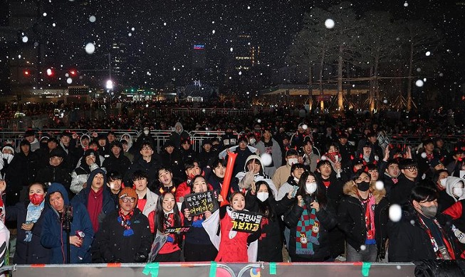 Pendukung Timnas Korea di Alun-Alun Gwanghwamun Yang Bersalju