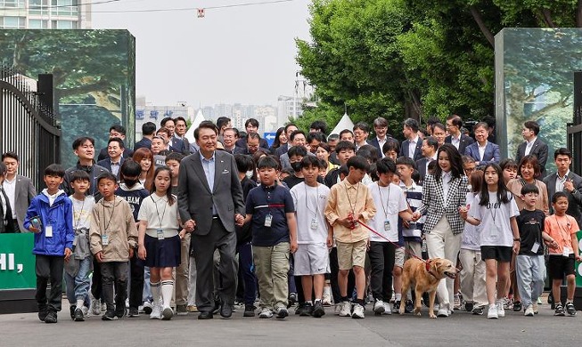 Presiden Yoon dan Istrinya Masuk ke Taman Anak Yongsan