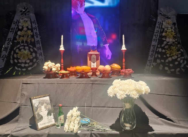 Memahami Cinta dan Penghakiman untuk Idola Korea Melalui K-Pop Funeral Café