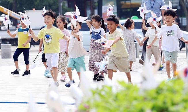 Anak-anak Berlari dengan Mainan Kincir Angin Taegeukgi