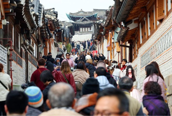 Wisatawan Asing Penuhi Desa Hanok Bukchon