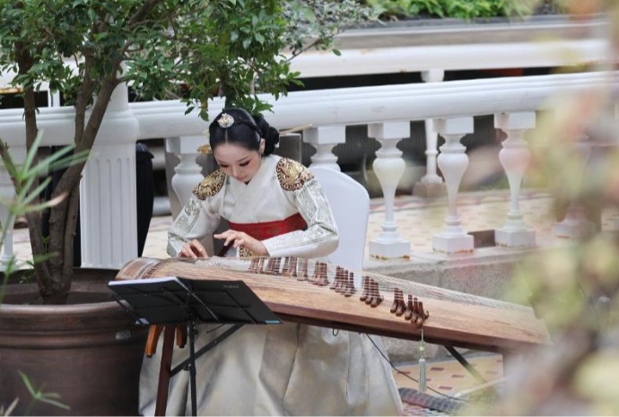 Alunan Musik Tradisional Korea di Rumah Kaca Istana Changgyeonggung