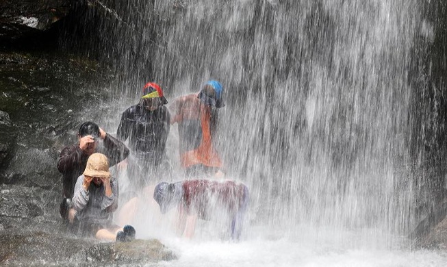 Para Pengunjung Lepas Gerah dengan Air Terjun