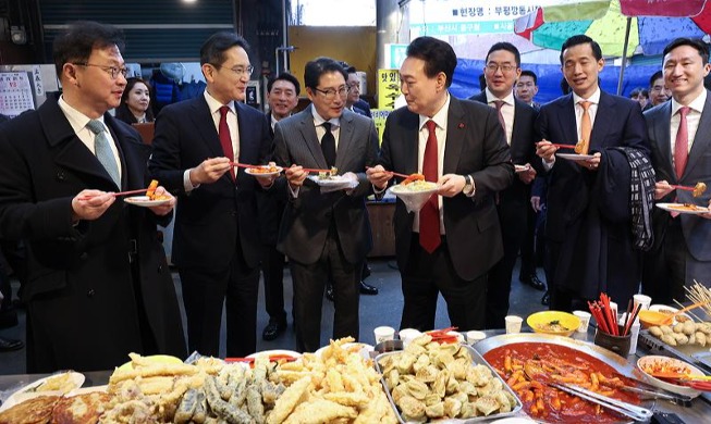 Presiden Yoon Kunjungi Pasar Kkangtong Bersama Para Pemimpin Perusahaan Besar Korea