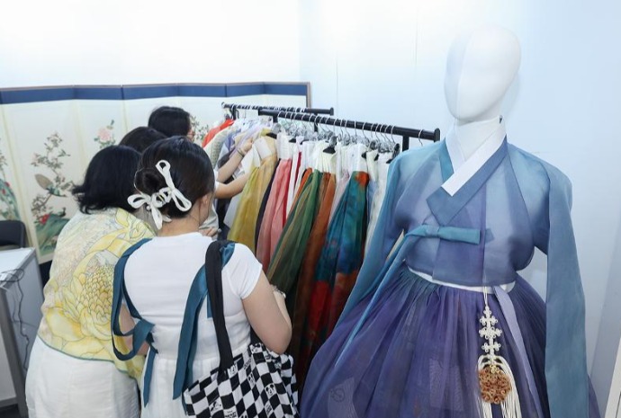 Melihat-lihat Hanbok