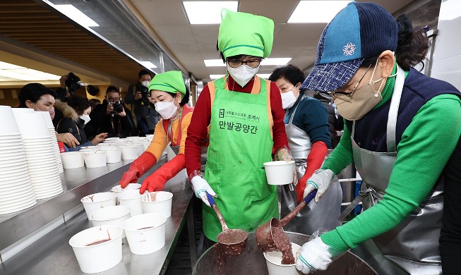 Berbagi Bubur Kacang Merah Pada Hari Dongji