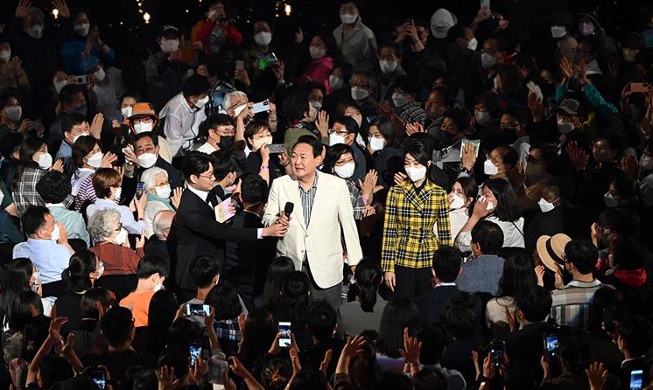 Presiden Yoon dan Ibu Negara Tonton Konser Terbuka Cheong Wa Dae