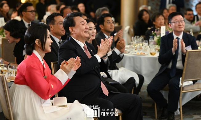 Presiden Yoon Tiba di Prancis dan Adakan Pertemuan dengan Warga Negara Korea