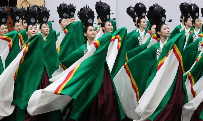 Tarian Serempak yang Ditampilkan oleh Seoul Metropolitan Dance Theatre