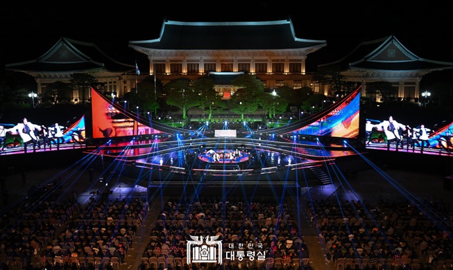 Presiden Yoon dan Ibu Kim Hadir di Konser Cheong Wa Dae