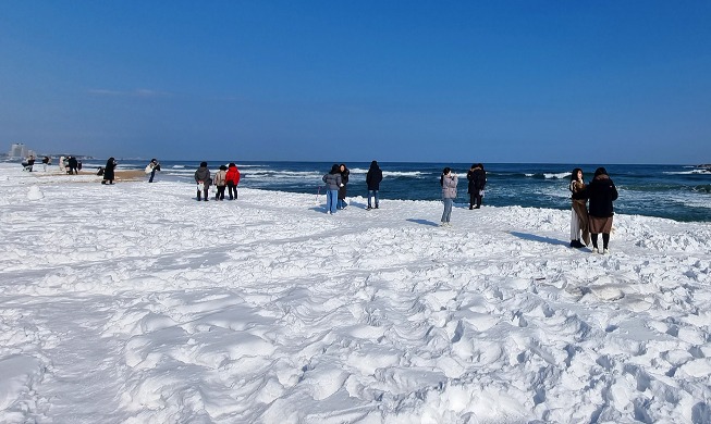 Salju yang Tertumpuk di Pantai Gyeongpo