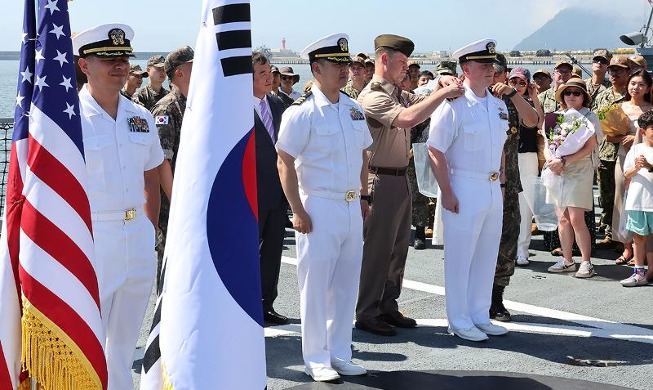 Upacara Promosi Perwira Angkatan Laut AS di Atas Kapal Korea