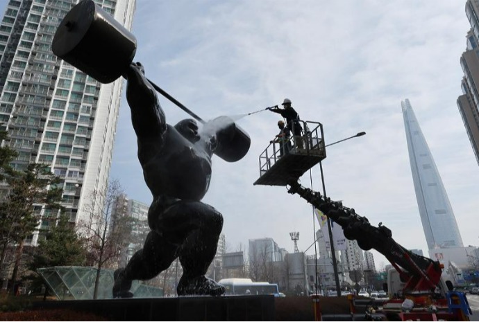 Instalasi Simbol Olimpiade di Jamsil Dibersihkan