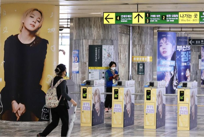 Dekorasi Bergambar BTS Penuhi Stasiun Metro Busan Jelang Konser