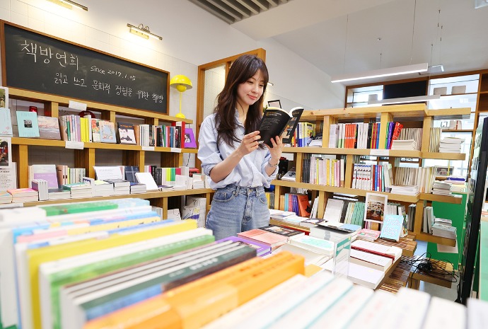 Warga Asyik Membaca di Hari Buku dan Hak Cipta Sedunia