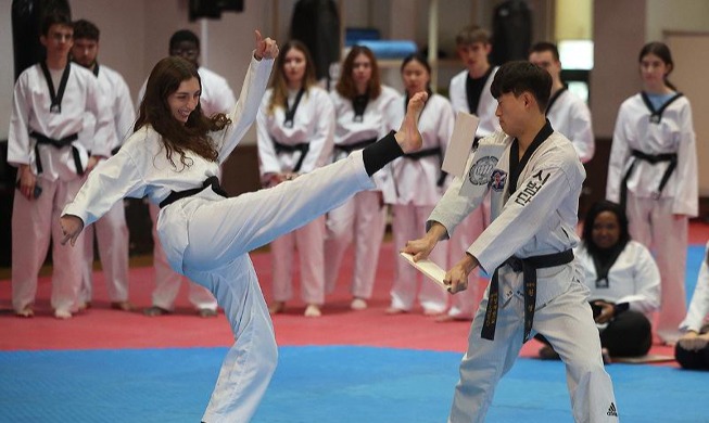Mahasiswa Prancis Mencoba Menendang Papan Taekwondo